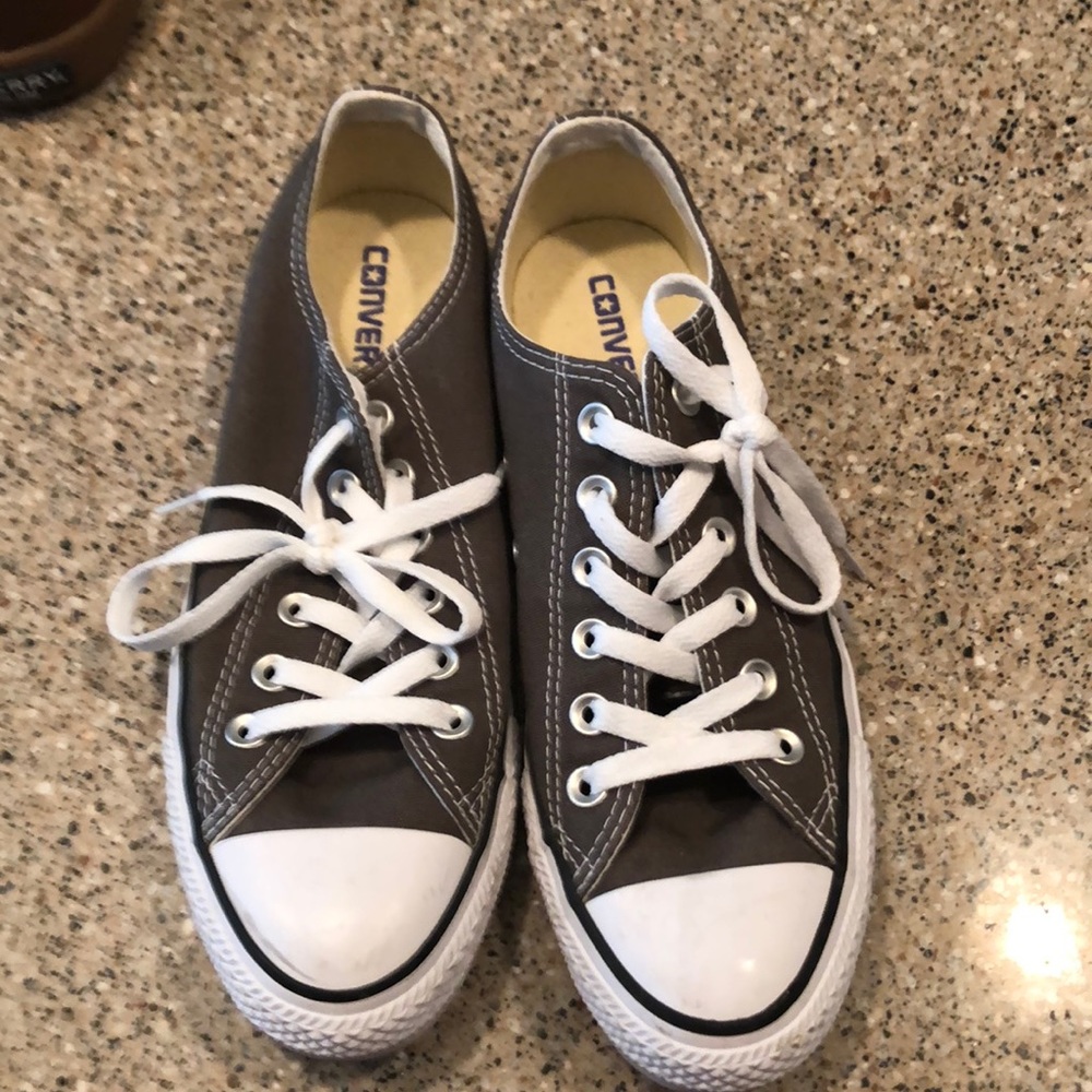 Gray Converse Women’s 8 Men’s 6